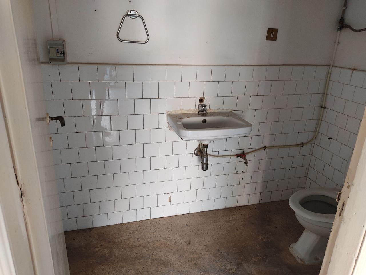 Via Giuseppe Arimondi, centrale laboratorio con wc