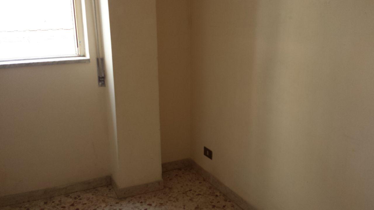 Via Romeo, porzione di casa con due ampi camerini