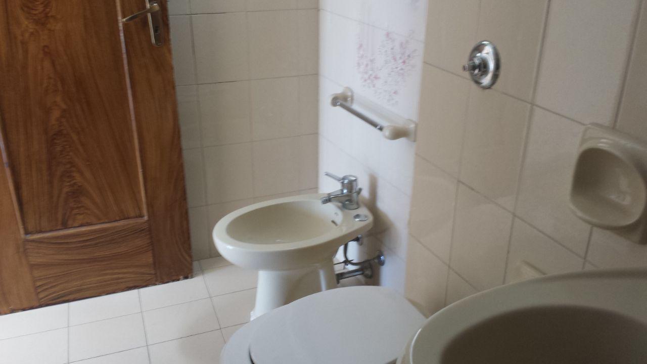 Via Romeo, porzione di casa con due ampi camerini
