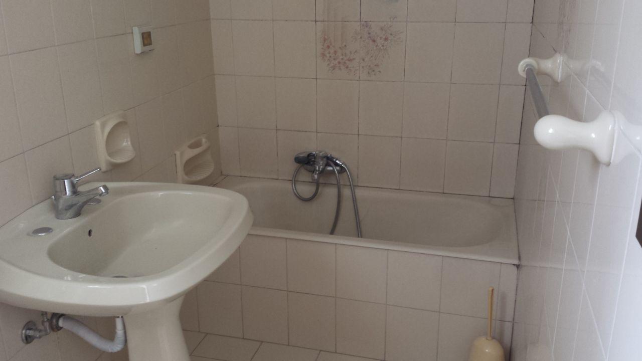 Via Romeo, porzione di casa con due ampi camerini