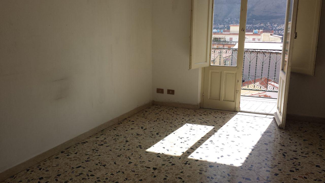 Via Romeo, porzione di casa con due ampi camerini