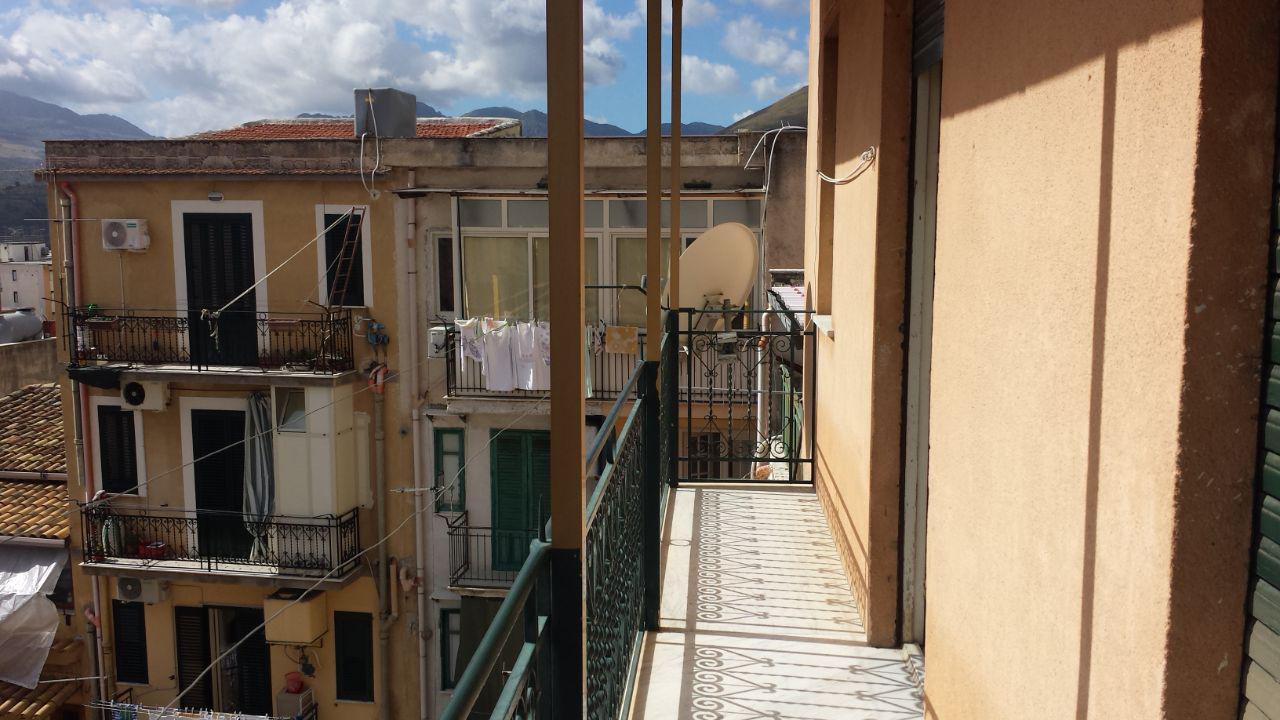 Via Romeo, porzione di casa con due ampi camerini