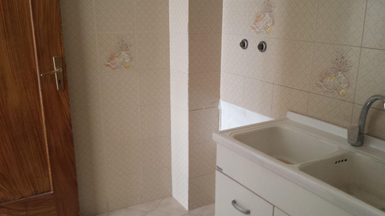 Via Romeo, porzione di casa con due ampi camerini