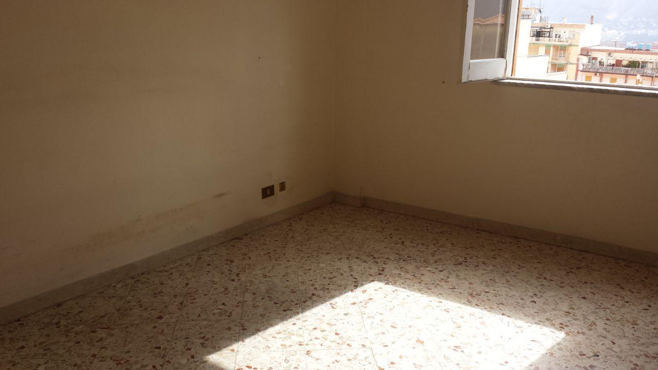 Via Romeo, porzione di casa con due ampi camerini