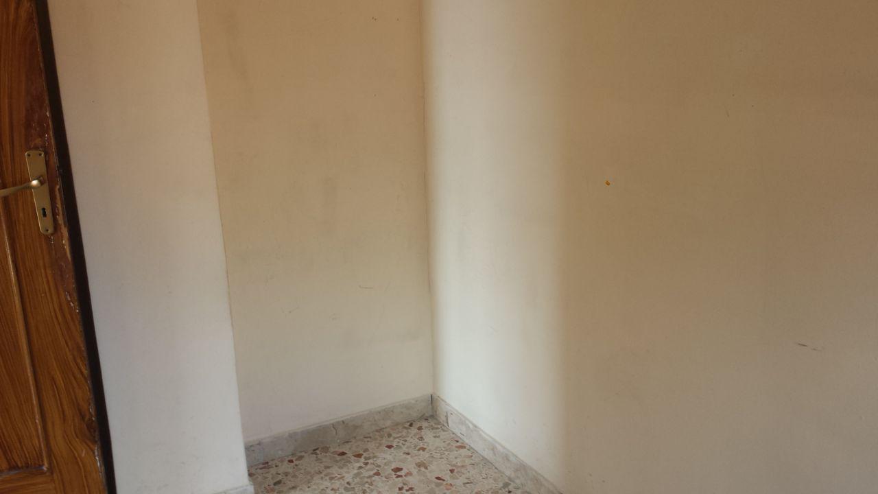 Via Romeo, porzione di casa con due ampi camerini