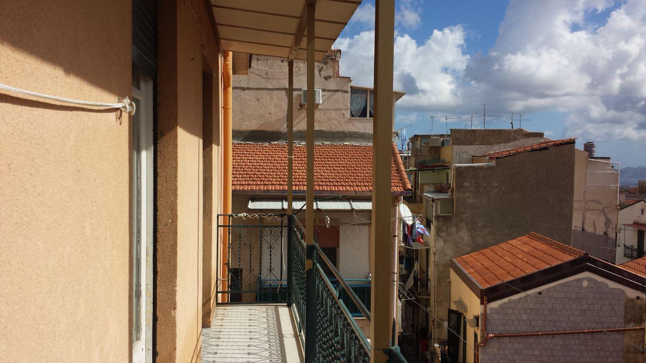 Via Romeo, porzione di casa con due ampi camerini