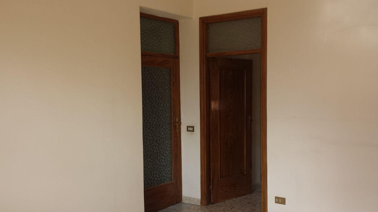 Via Romeo, porzione di casa con due ampi camerini