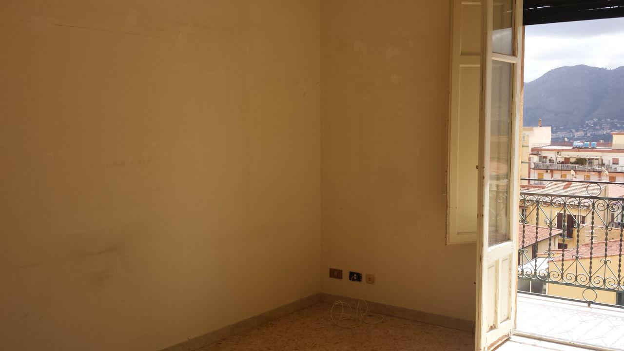 Via Romeo, porzione di casa con due ampi camerini
