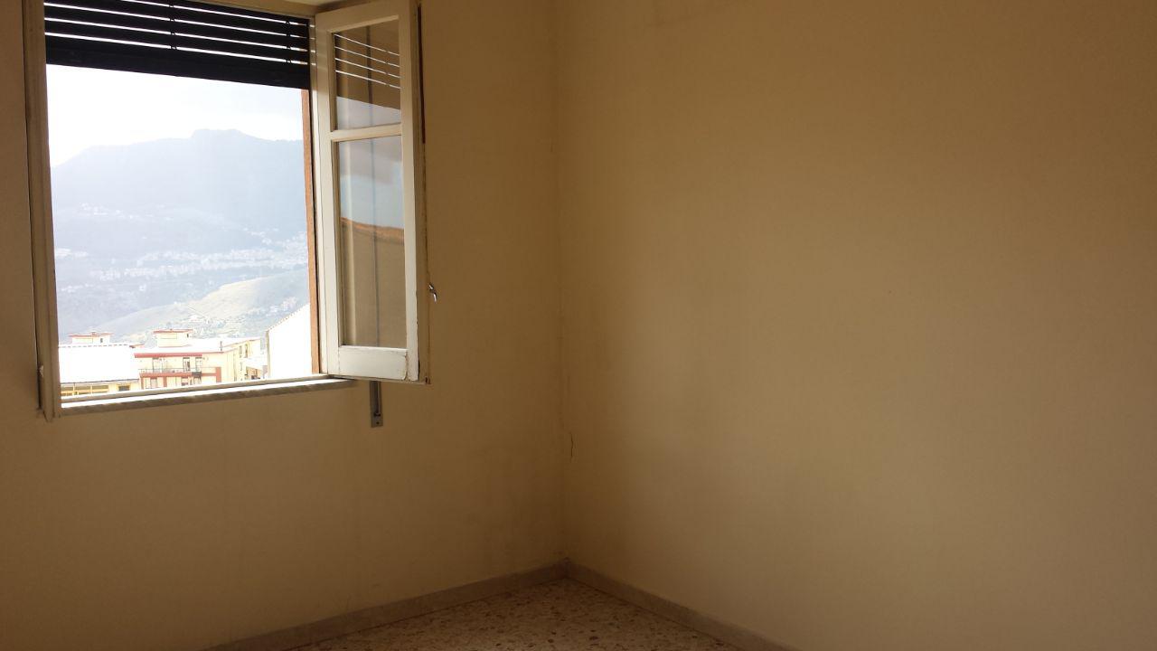 Via Romeo, porzione di casa con due ampi camerini