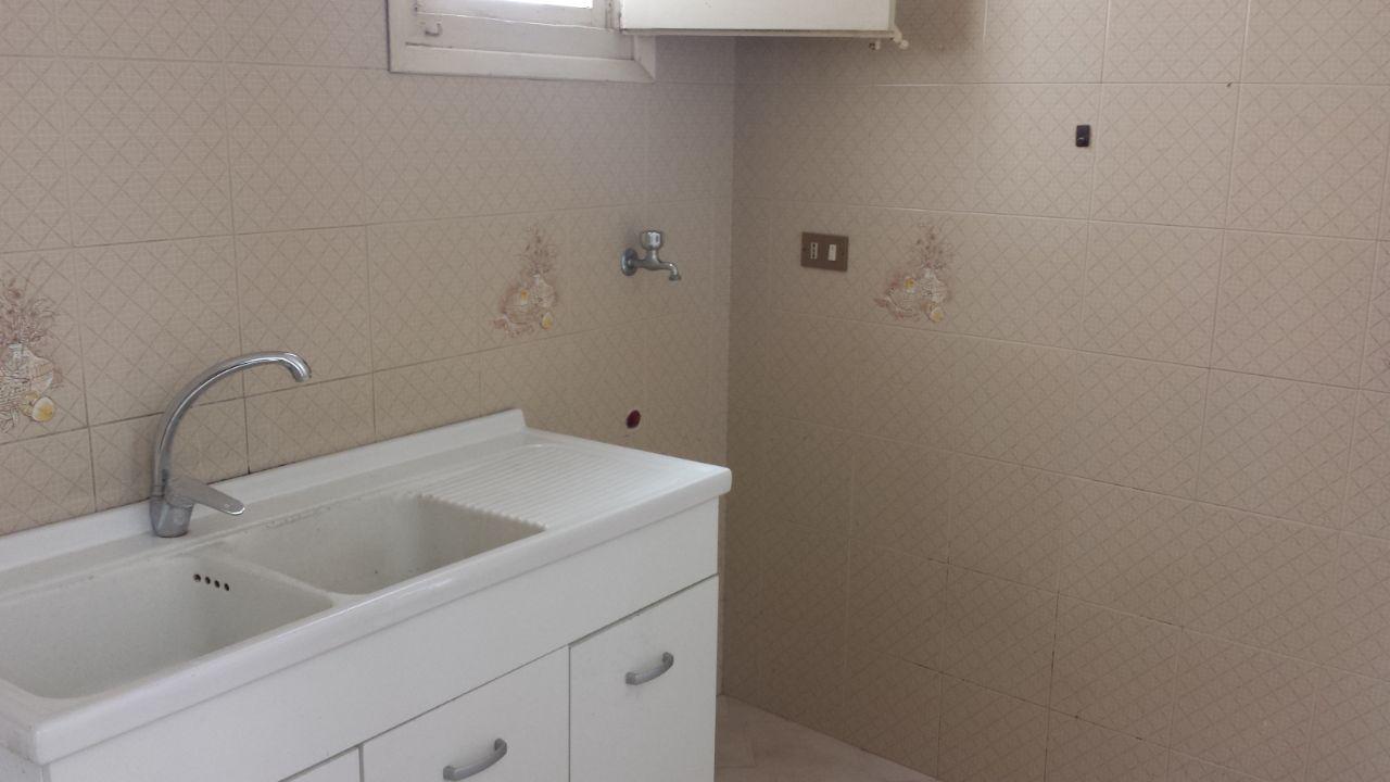 Via Romeo, porzione di casa con due ampi camerini