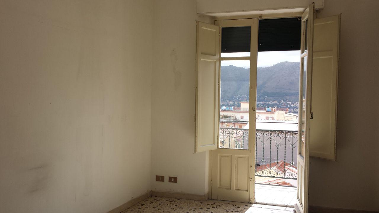 Via Romeo, porzione di casa con due ampi camerini