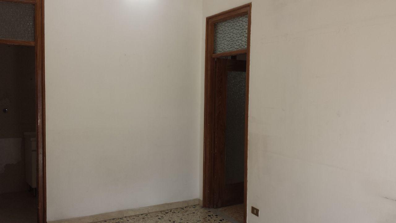 Via Romeo, porzione di casa con due ampi camerini