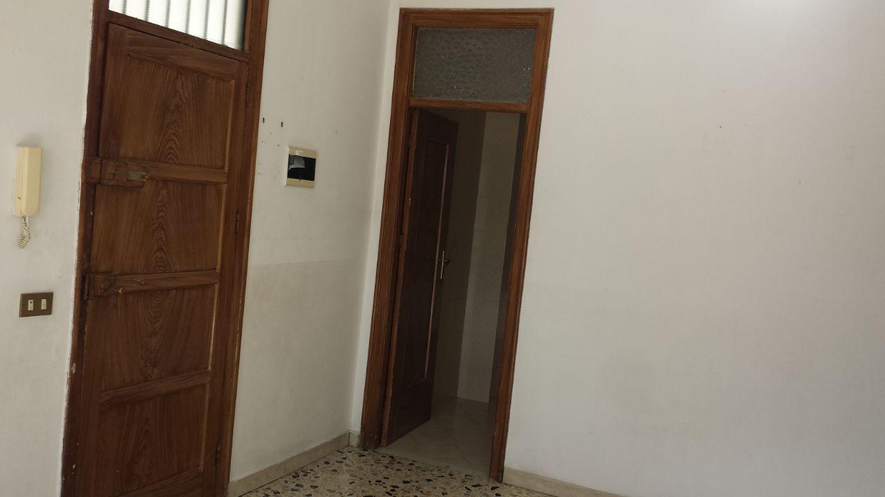 Via Romeo, porzione di casa con due ampi camerini
