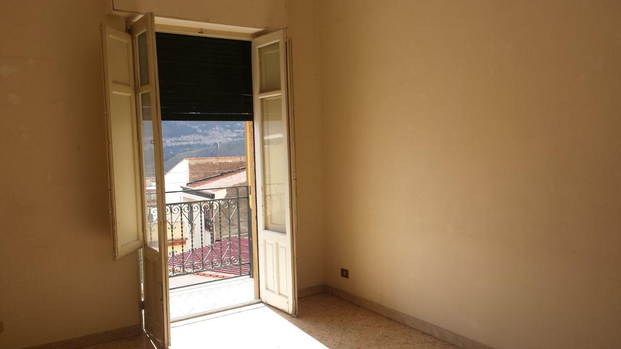 Via Romeo, porzione di casa con due ampi camerini