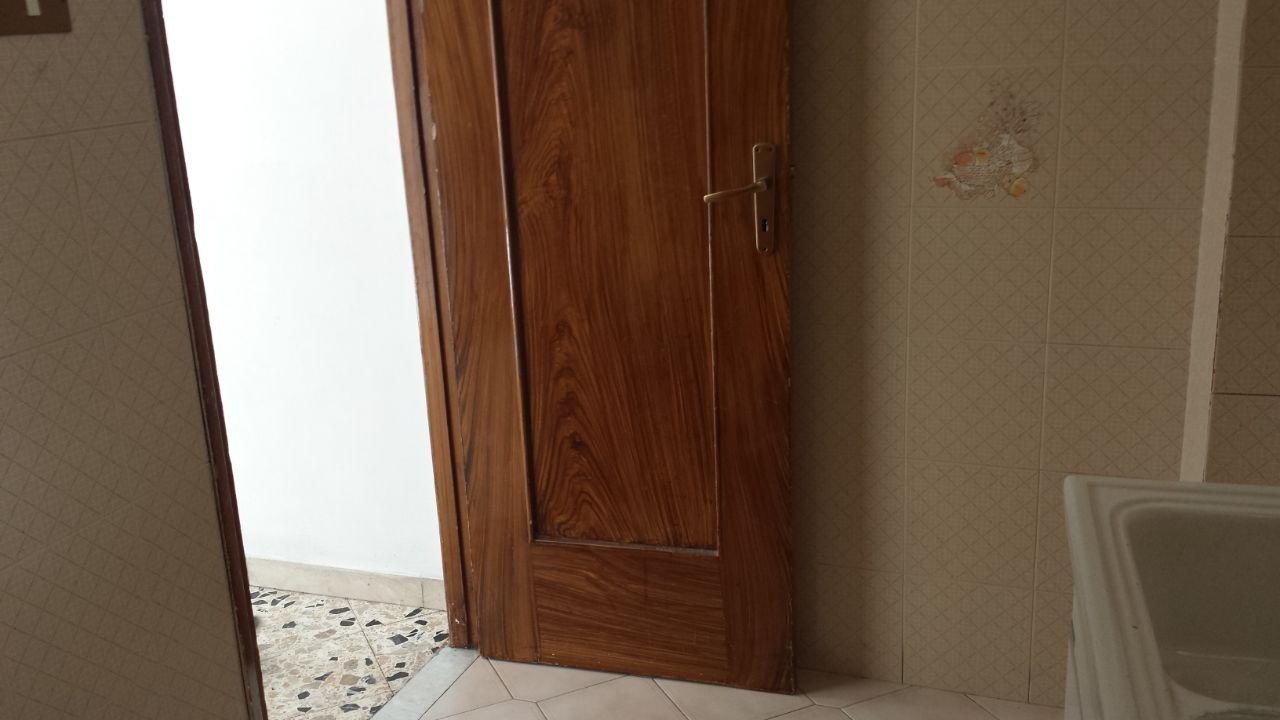 Via Romeo, porzione di casa con due ampi camerini
