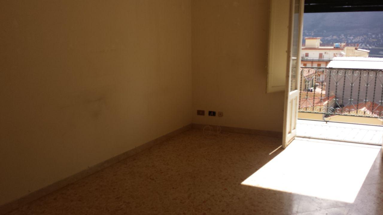 Via Romeo, porzione di casa con due ampi camerini