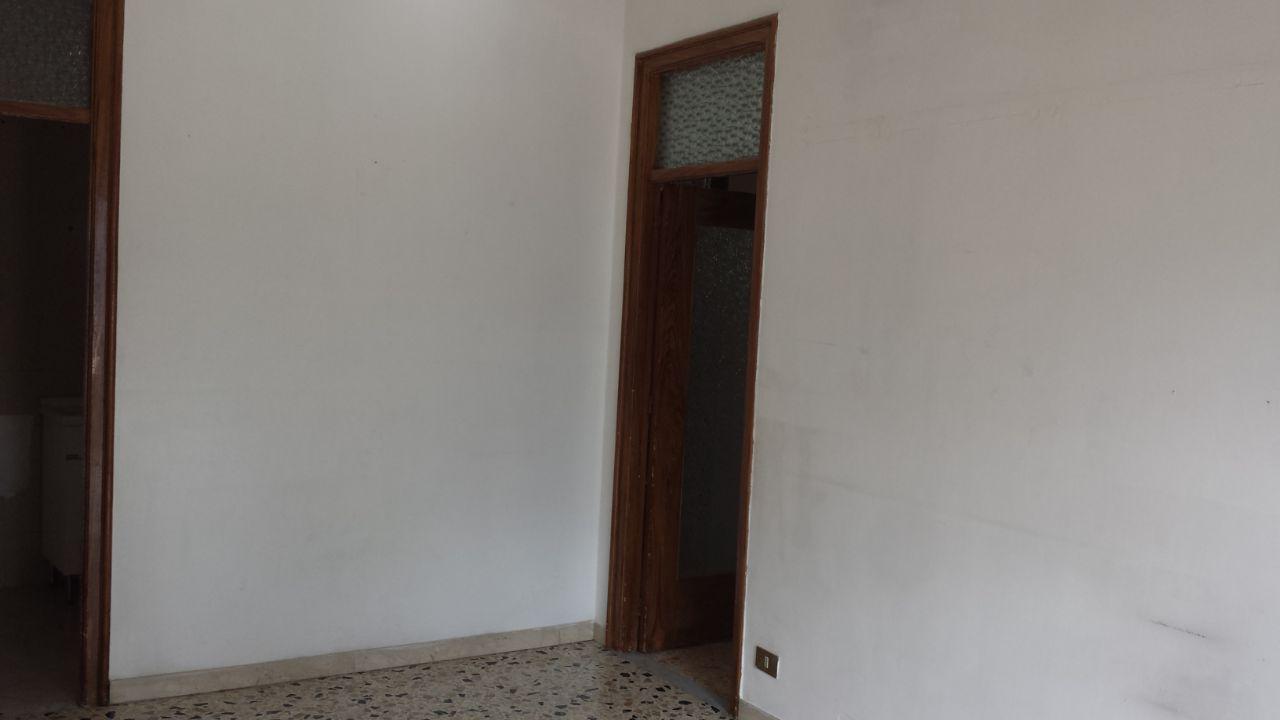 Via Romeo, porzione di casa con due ampi camerini