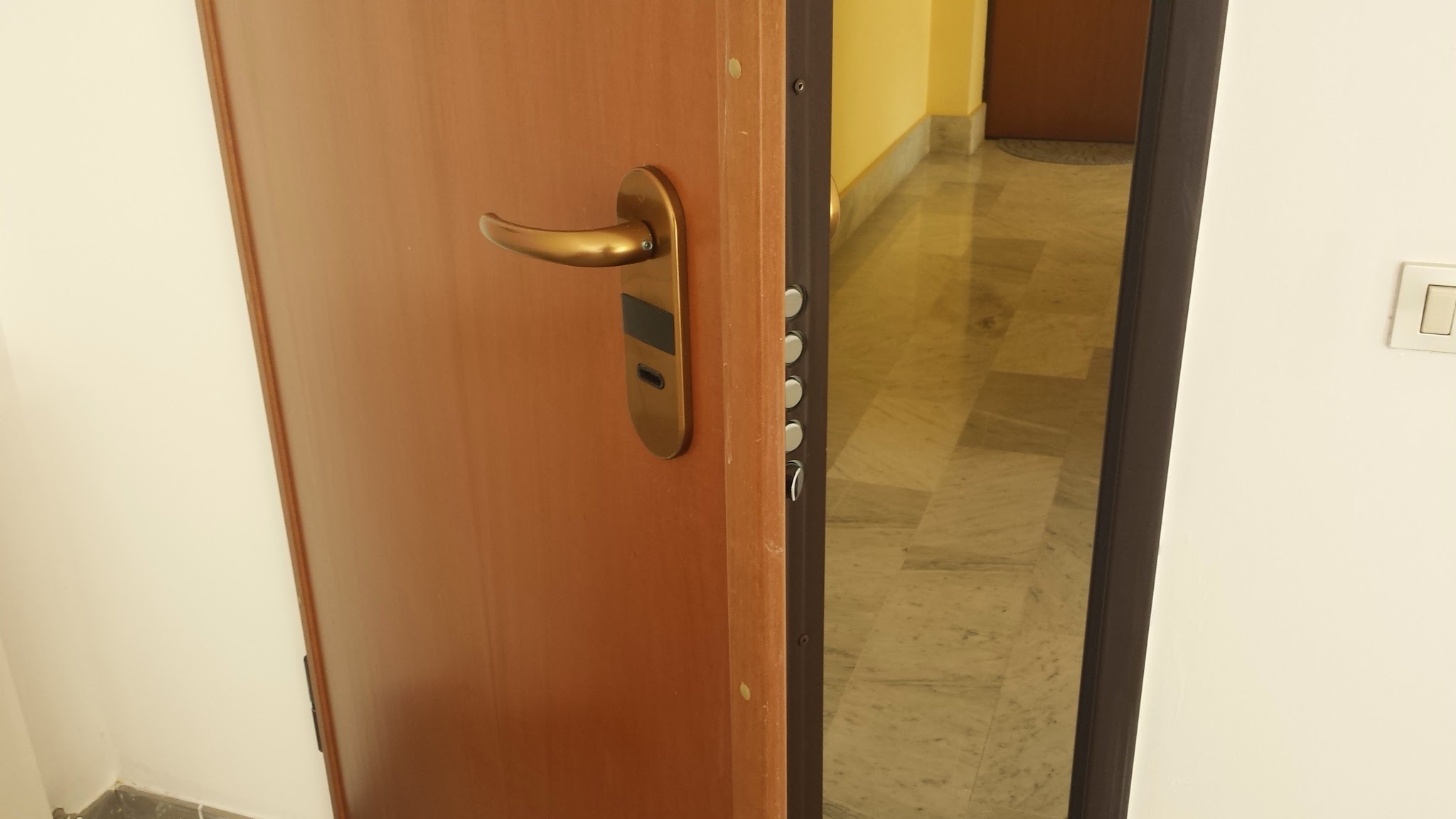 Via Ponte Parco, comodo 3 locali con salone doppio