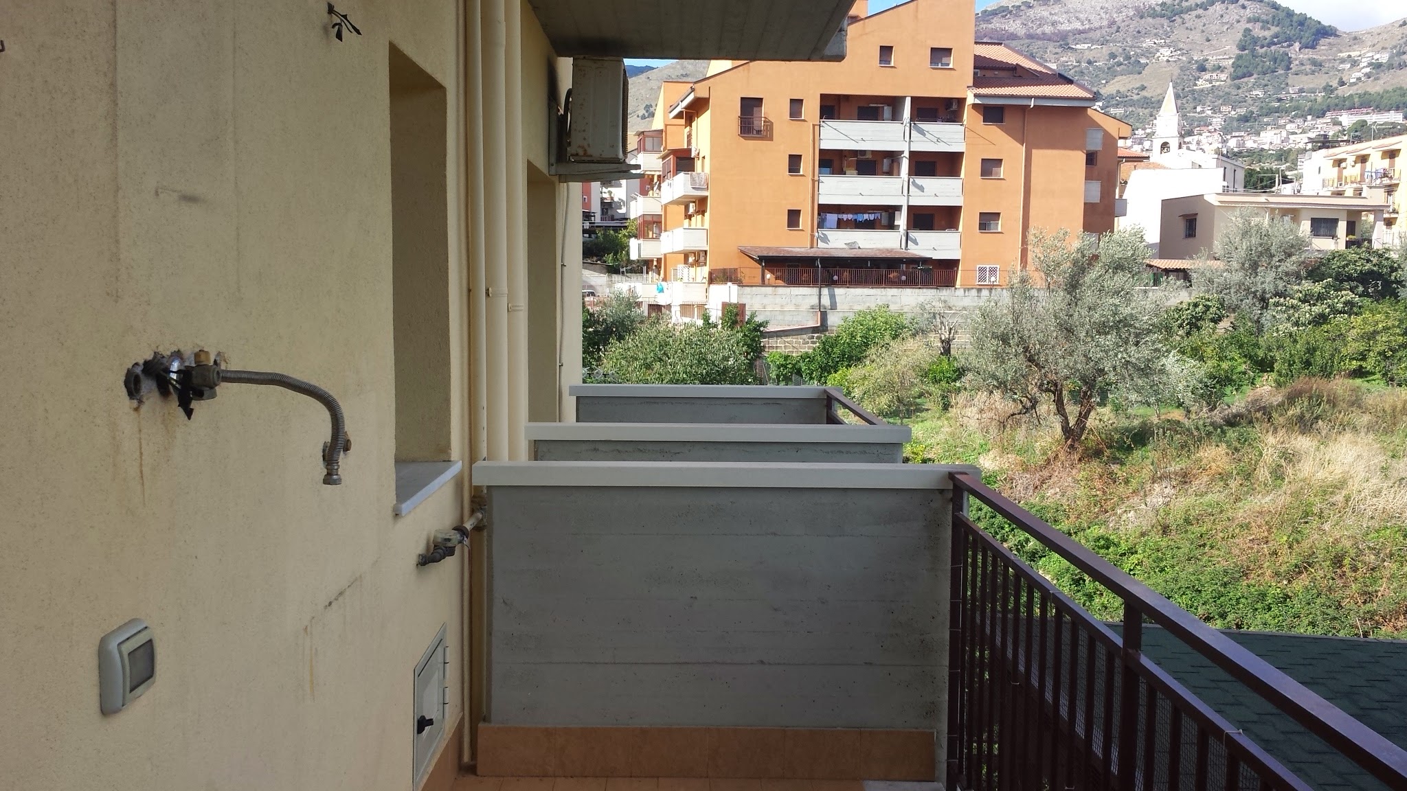 Via Ponte Parco, comodo 3 locali con salone doppio