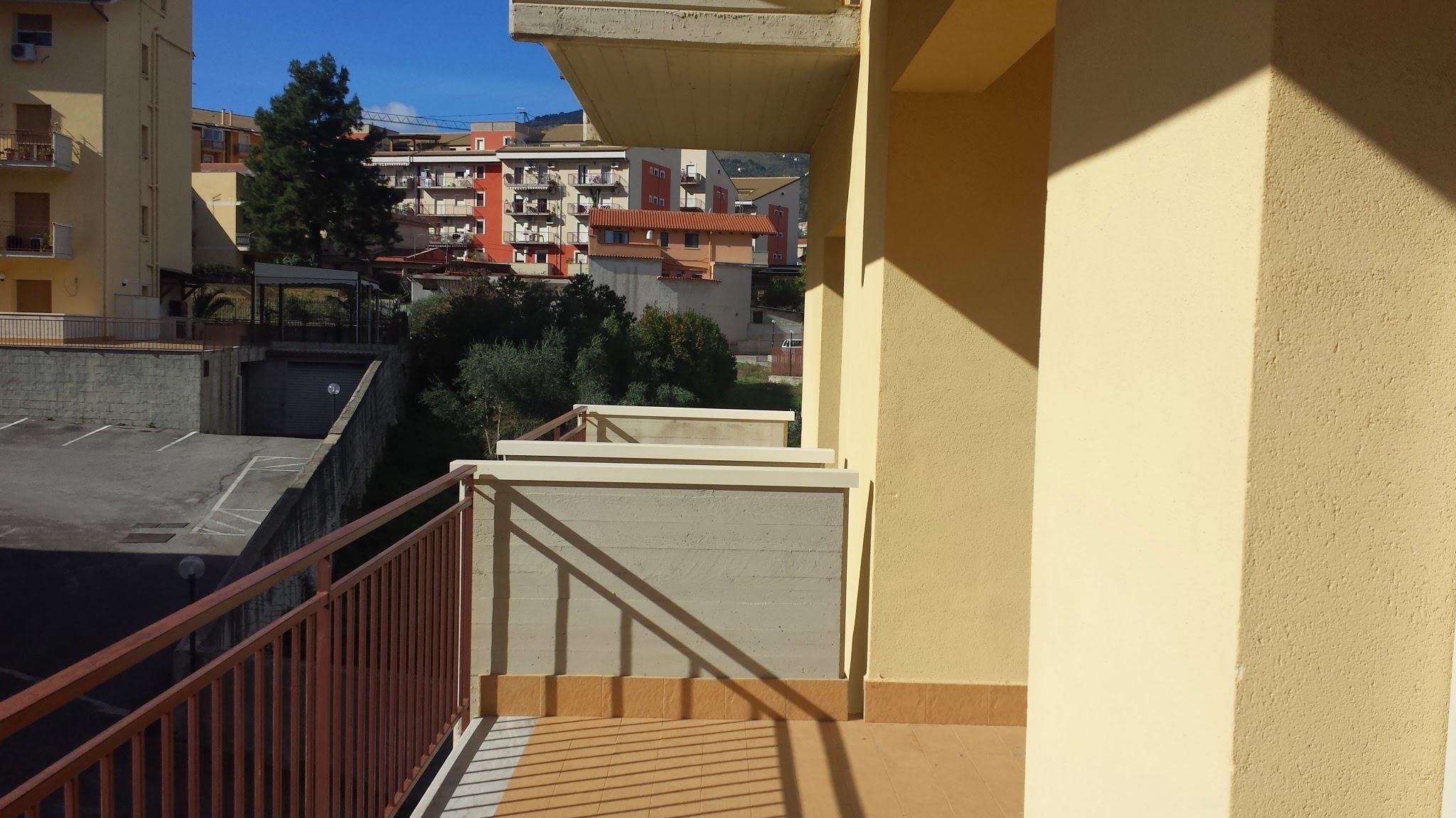 Via Ponte Parco, comodo 3 locali con salone doppio