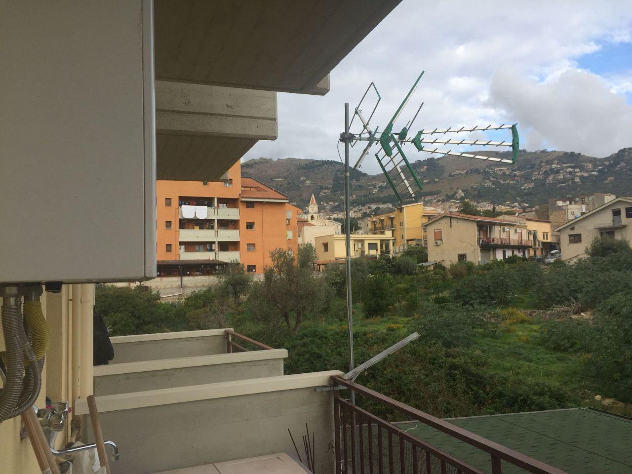 Via Ponte Parco, comodo 3 locali con salone doppio