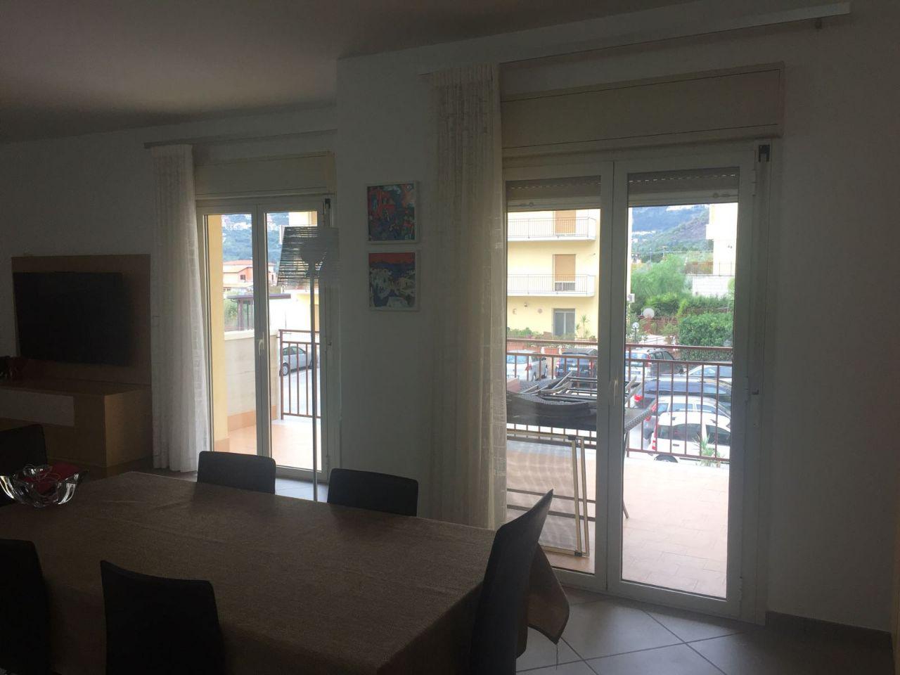 Via Ponte Parco, comodo 3 locali con salone doppio