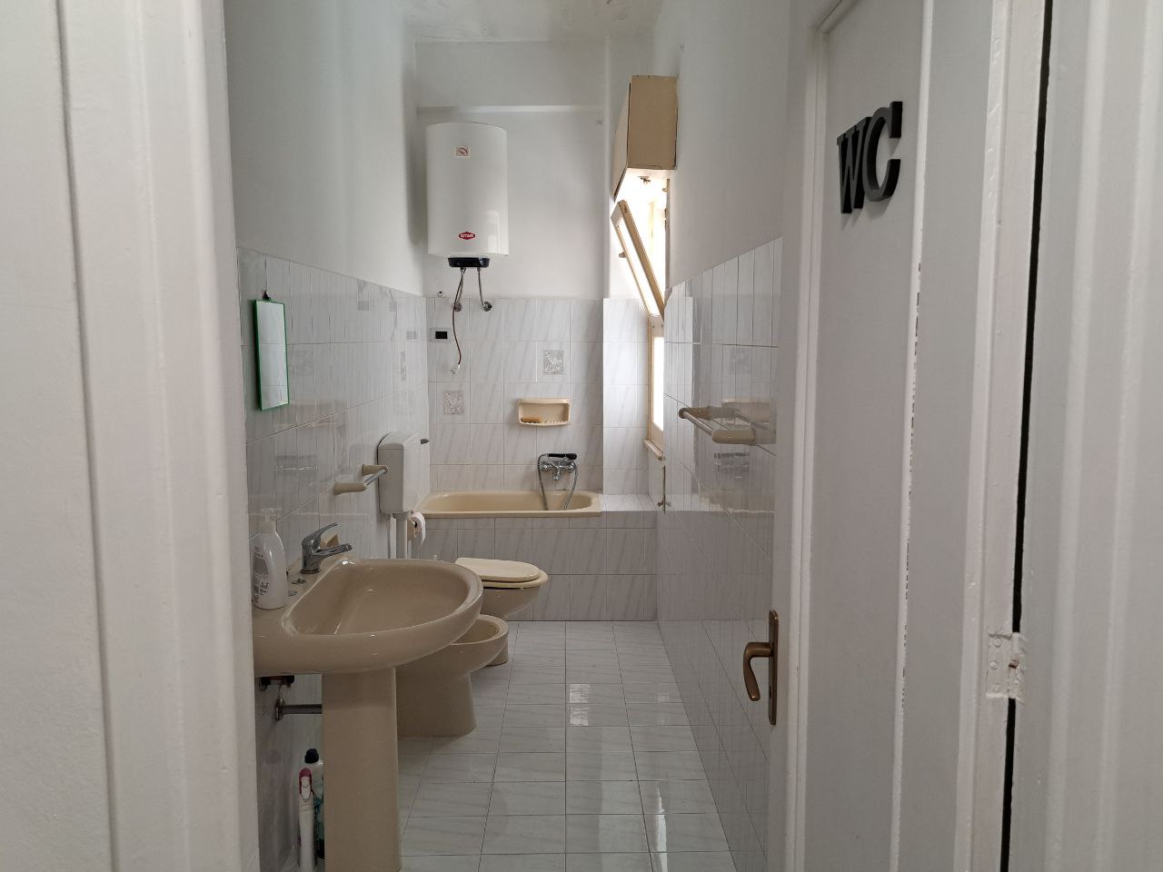 Via Venero, versatile stanza con cucina in centro