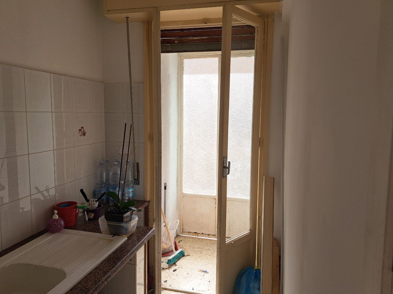 Via Venero, versatile stanza con cucina in centro