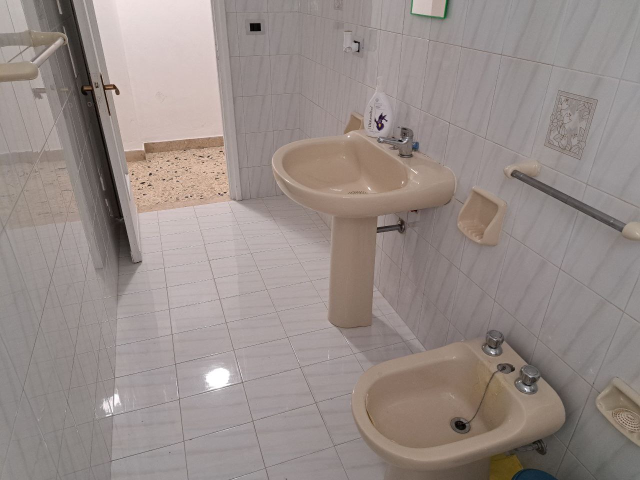 Via Venero, versatile stanza con cucina in centro