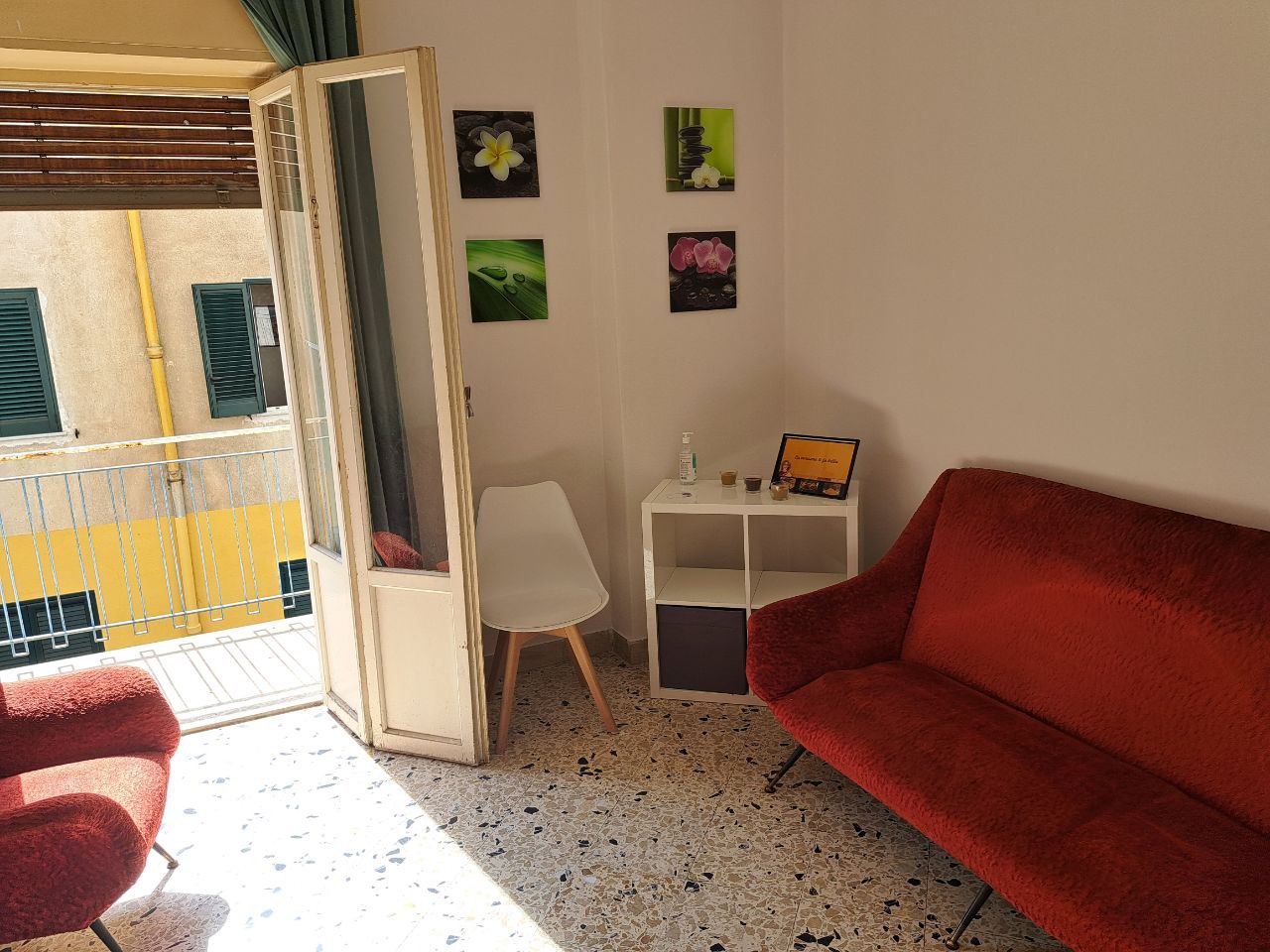 Via Venero, versatile stanza con cucina in centro