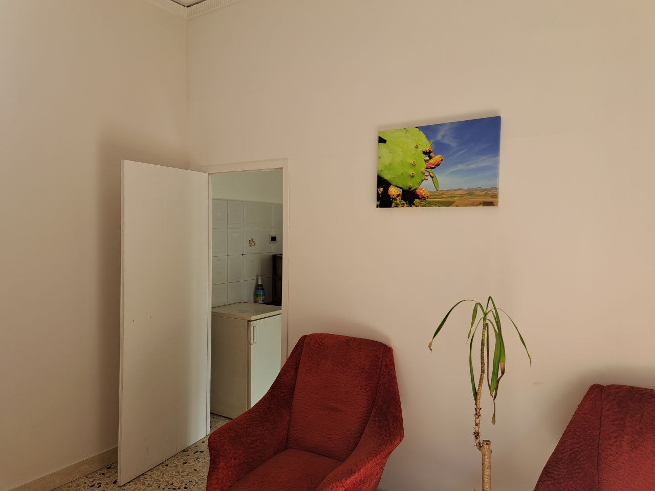 Via Venero, versatile stanza con cucina in centro
