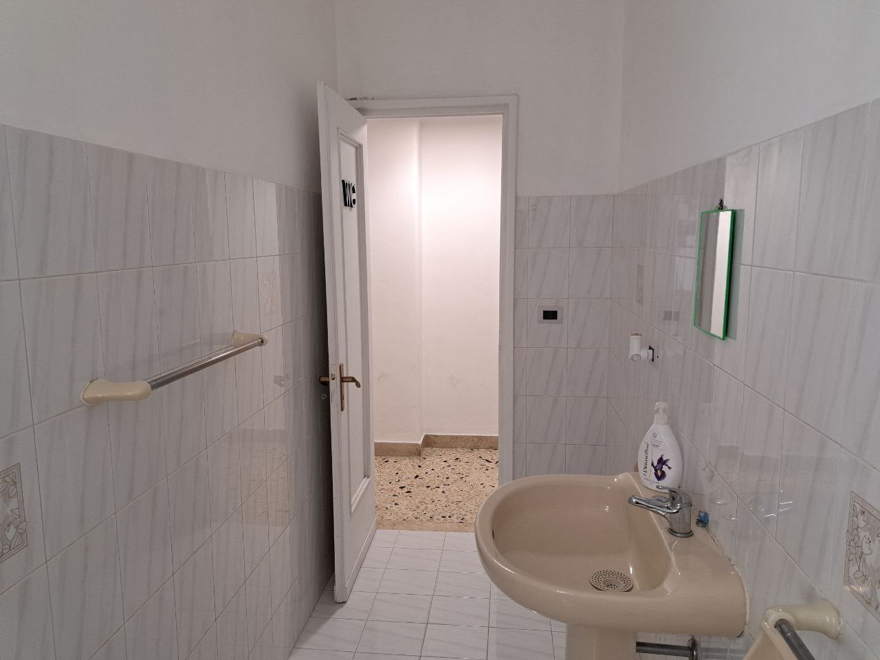 Via Venero, versatile stanza con cucina in centro