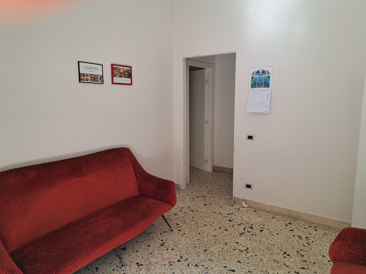 Via Venero, versatile stanza con cucina in centro