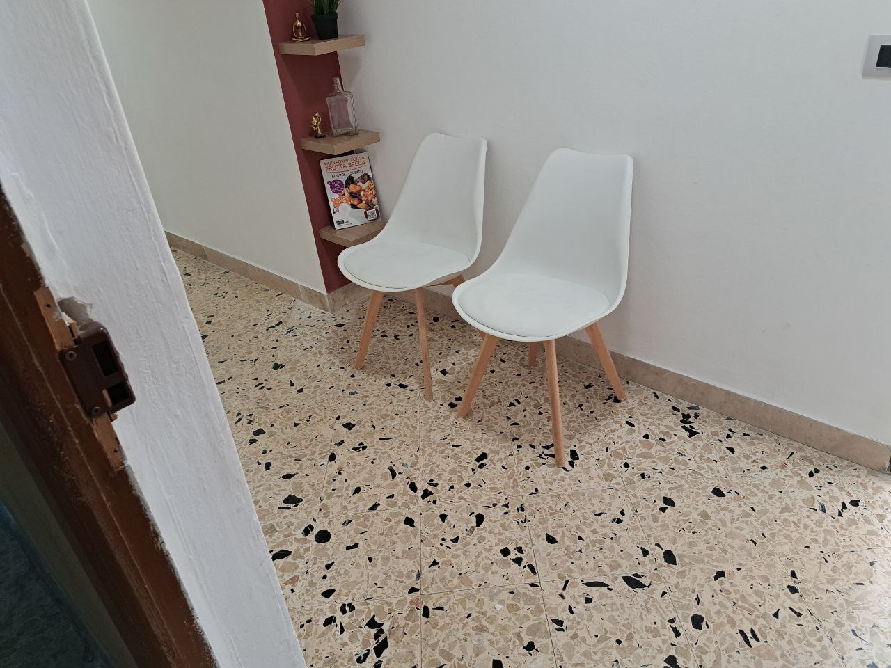 Via Venero, versatile stanza con cucina in centro