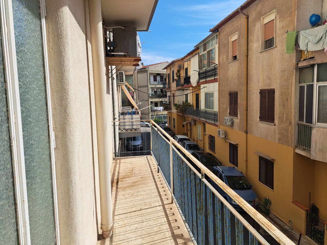 Via Venero, versatile stanza con cucina in centro
