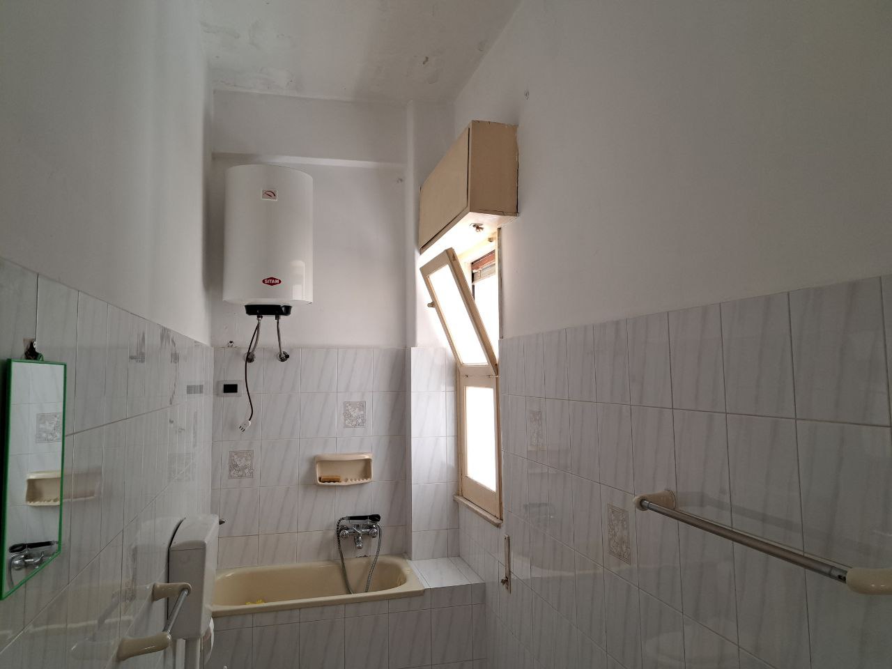 Via Venero, versatile stanza con cucina in centro