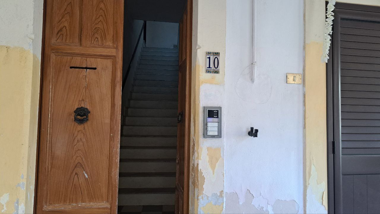 Via Cassarà, casa con 2 ingressi, salone e 2 bagni