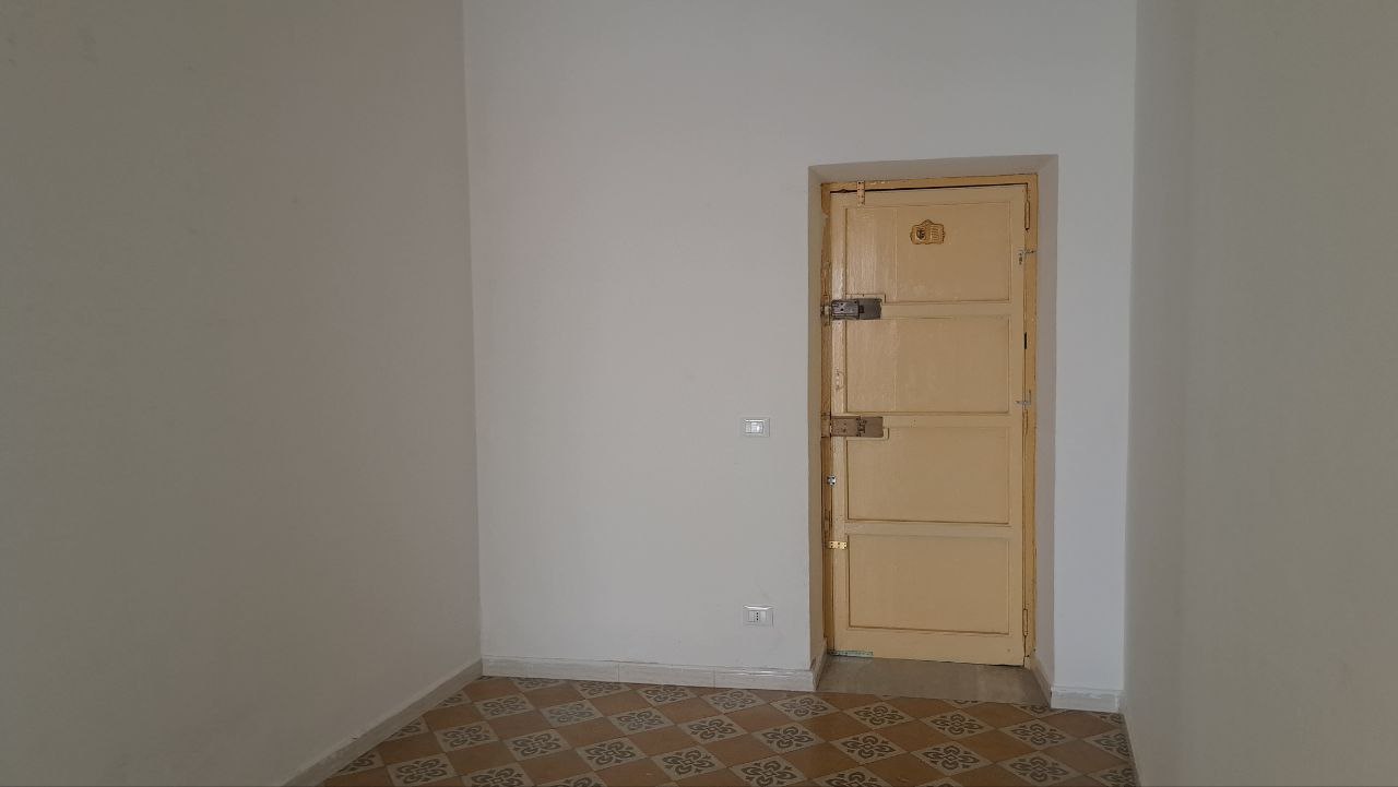 Via Cassarà, casa con 2 ingressi, salone e 2 bagni