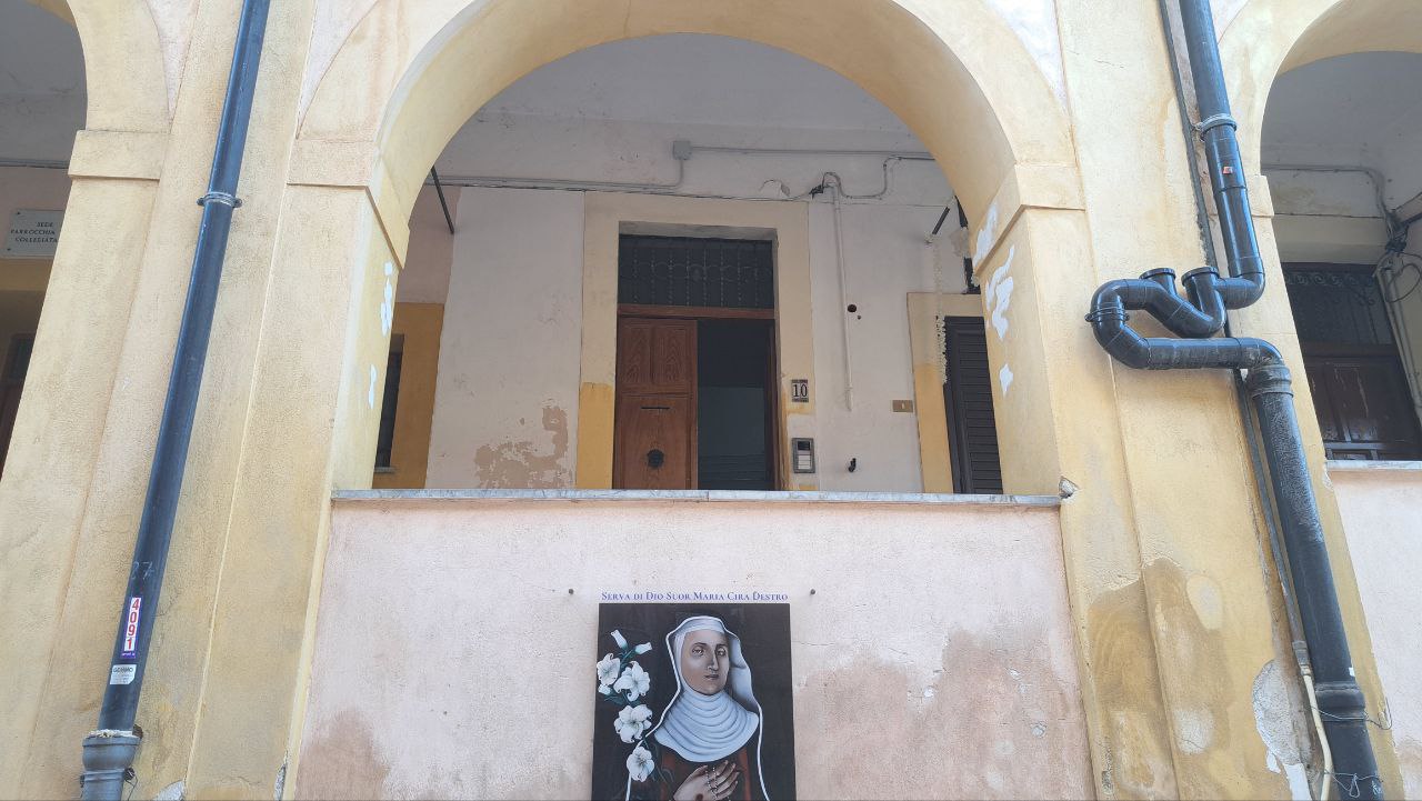 Via Cassarà, casa con 2 ingressi, salone e 2 bagni