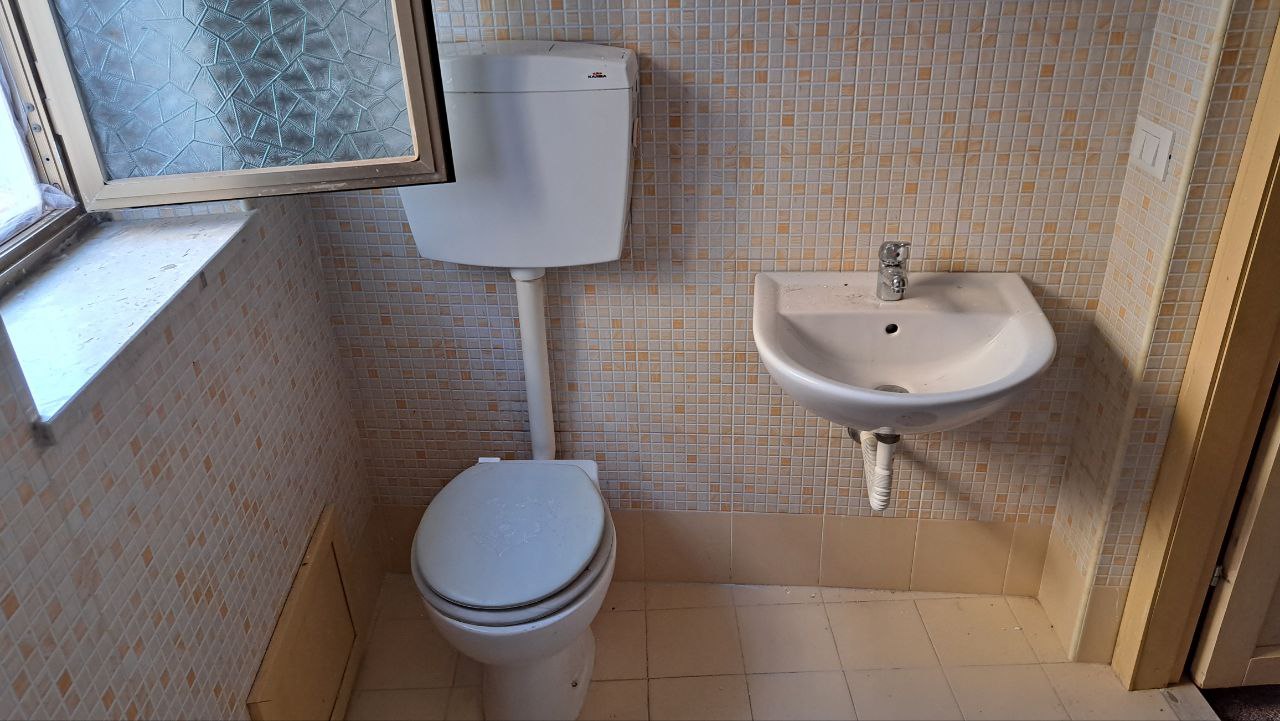 Via Cassarà, casa con 2 ingressi, salone e 2 bagni