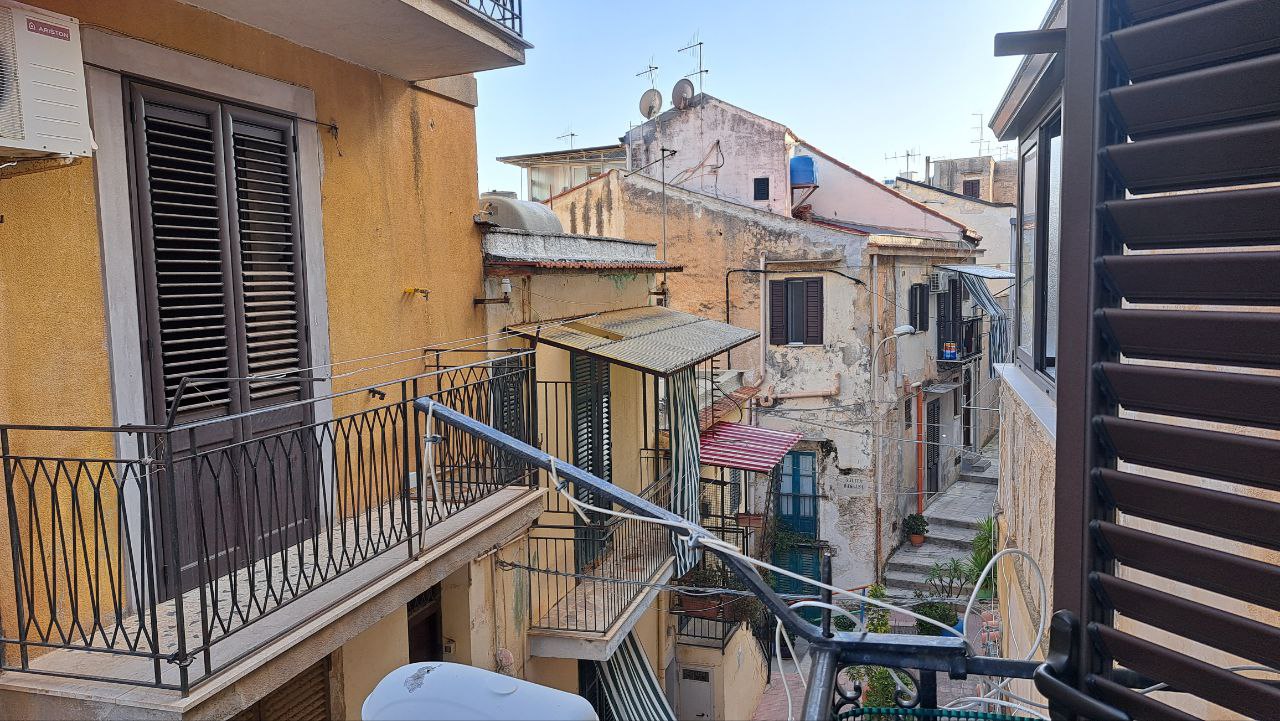 Via Cassarà, casa con 2 ingressi, salone e 2 bagni