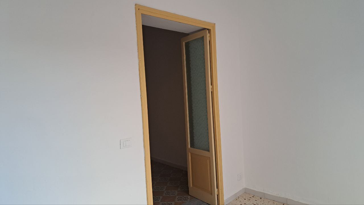 Via Cassarà, casa con 2 ingressi, salone e 2 bagni