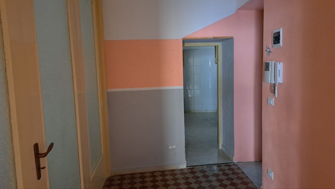 Via Cassarà, casa con 2 ingressi, salone e 2 bagni