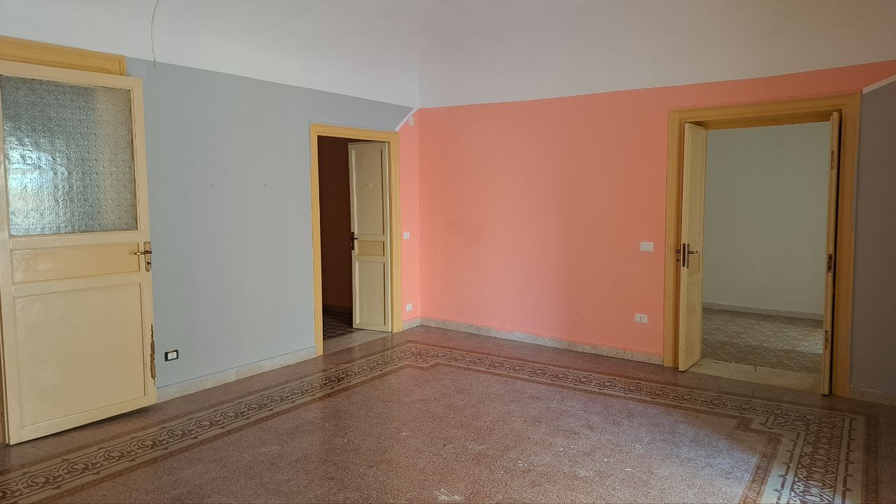 Via Cassarà, casa con 2 ingressi, salone e 2 bagni