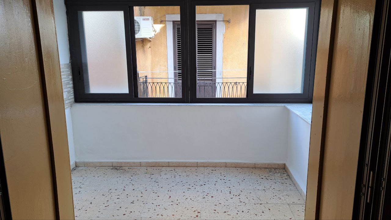 Via Cassarà, casa con 2 ingressi, salone e 2 bagni