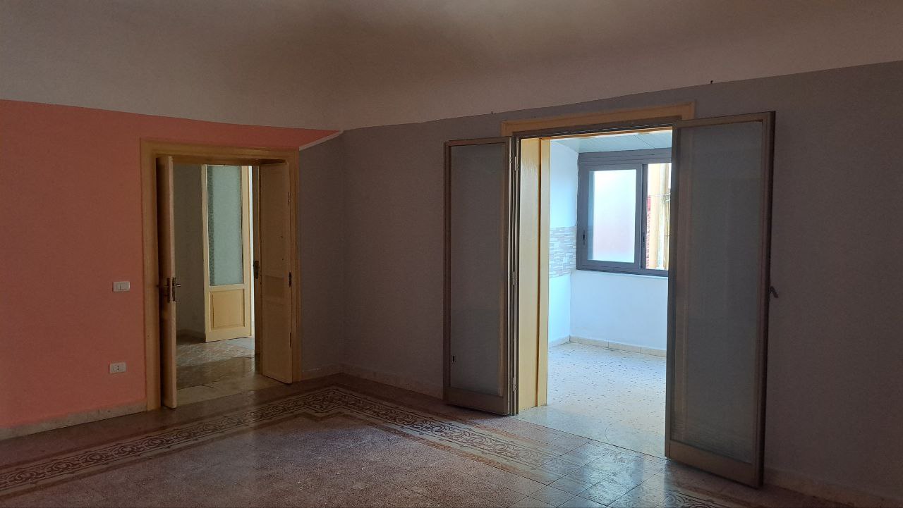 Via Cassarà, casa con 2 ingressi, salone e 2 bagni