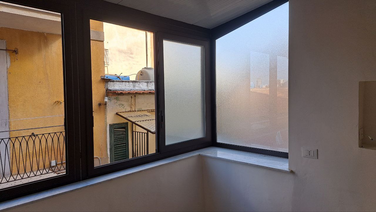 Via Cassarà, casa con 2 ingressi, salone e 2 bagni