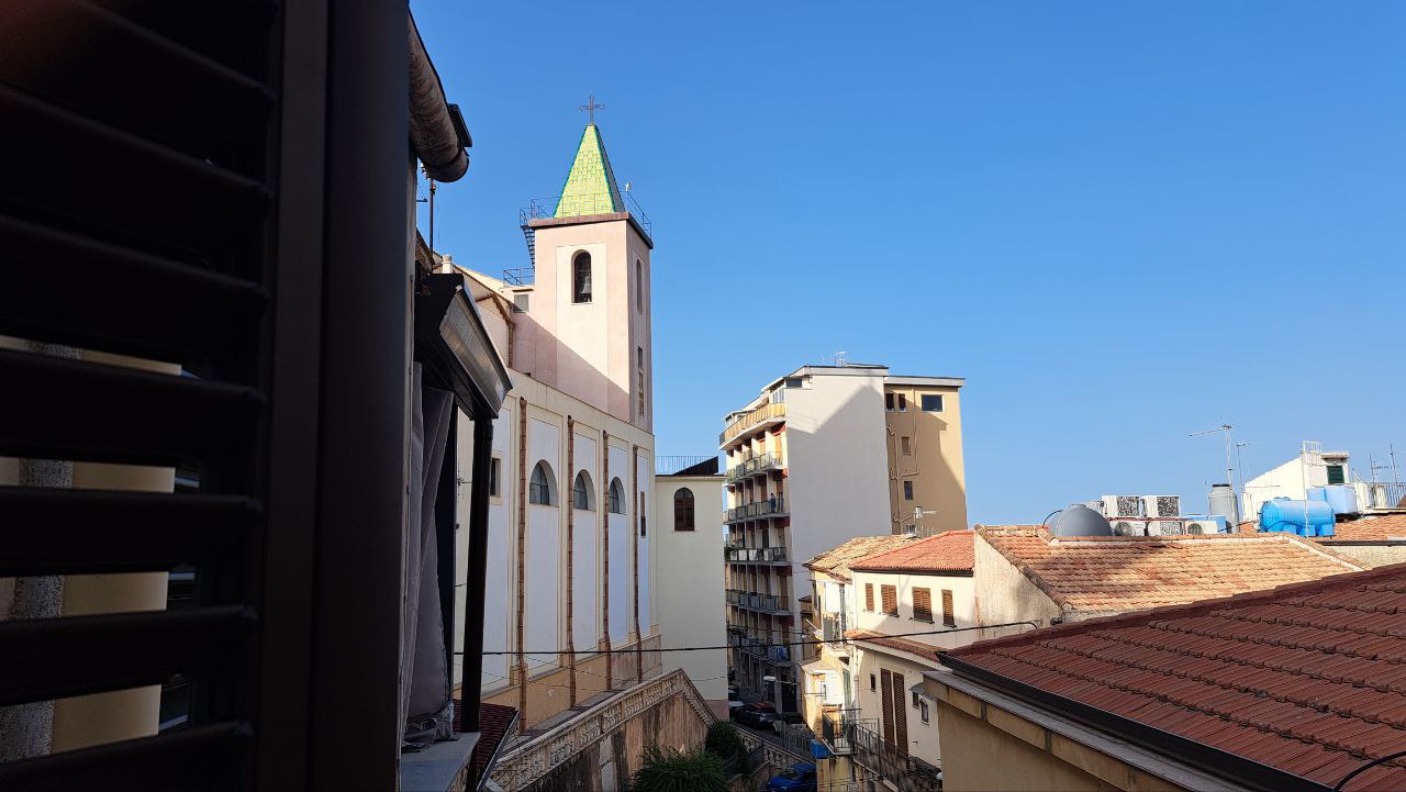 Via Cassarà, casa con 2 ingressi, salone e 2 bagni