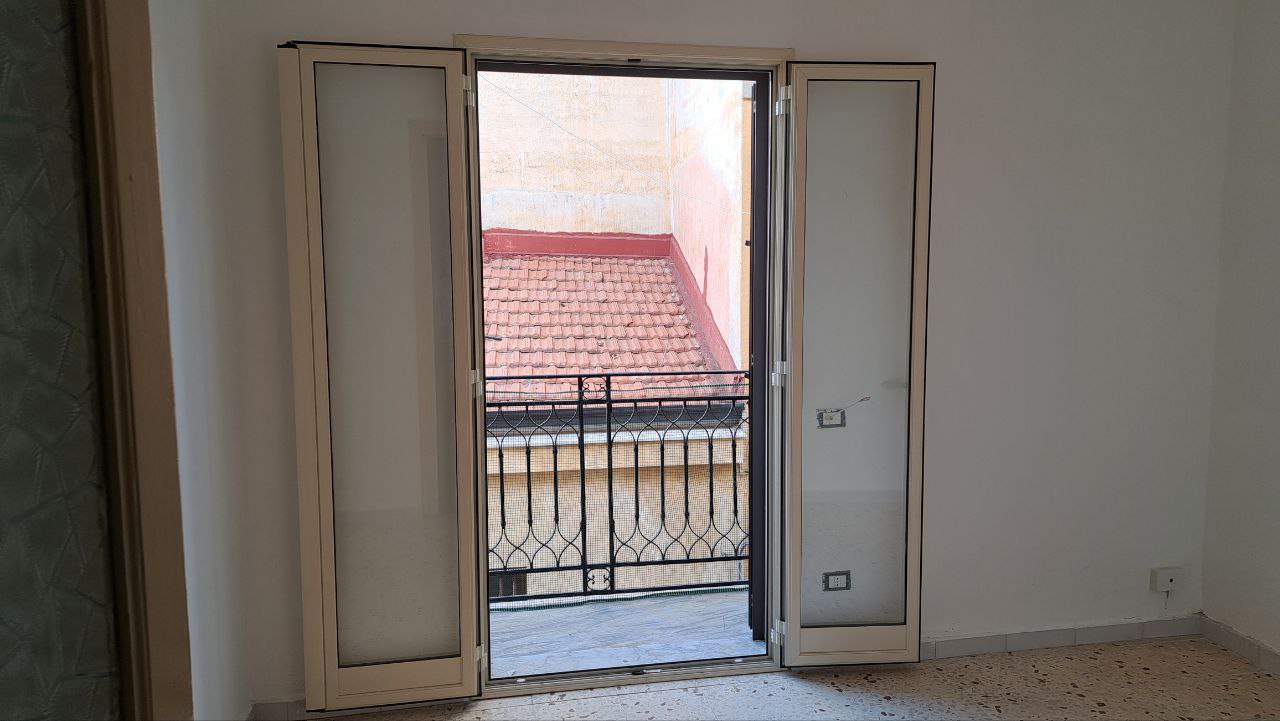 Via Cassarà, casa con 2 ingressi, salone e 2 bagni