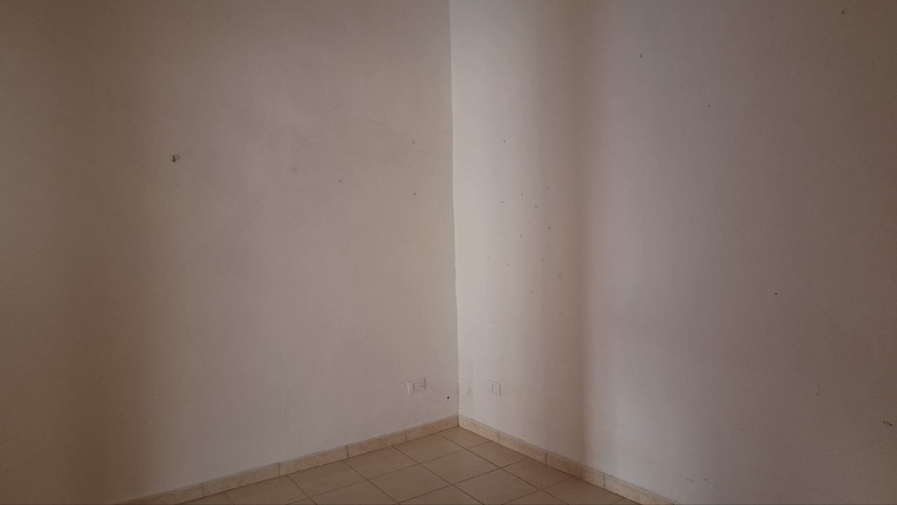 Via Cassarà, casa con 2 ingressi, salone e 2 bagni